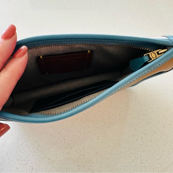 EUC COACH Britt Seashell Colorblock w/Brass Wristlet - Picture 4 of 4